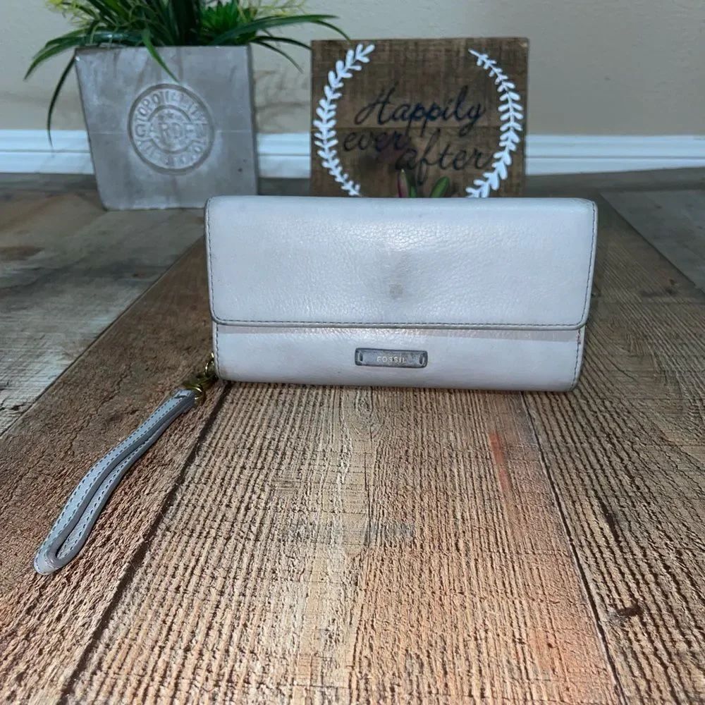 💜 Fossil leather wallet wristlet